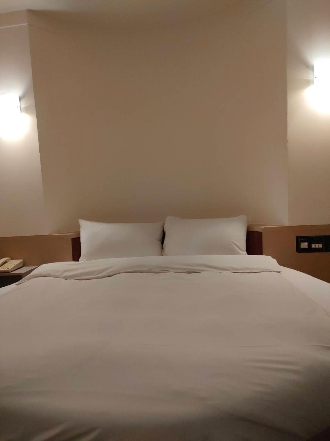 Dc Hotel Taichung Exterior photo